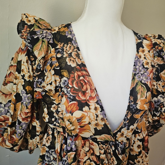 Olivaceous Black Floral Puff-Sleeve V-Neck Croped Blouse - Picture 5 of 10